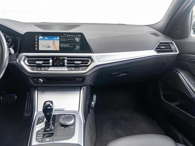 BMW 3-SERIE Touring M340i xDrive | Innovationspakket | Verwarmd Stuurwiel | Comfort Access | Panoramadak | Stoelverwarming | Laserlight | Head-Up Display | Harman Kardon | 19''