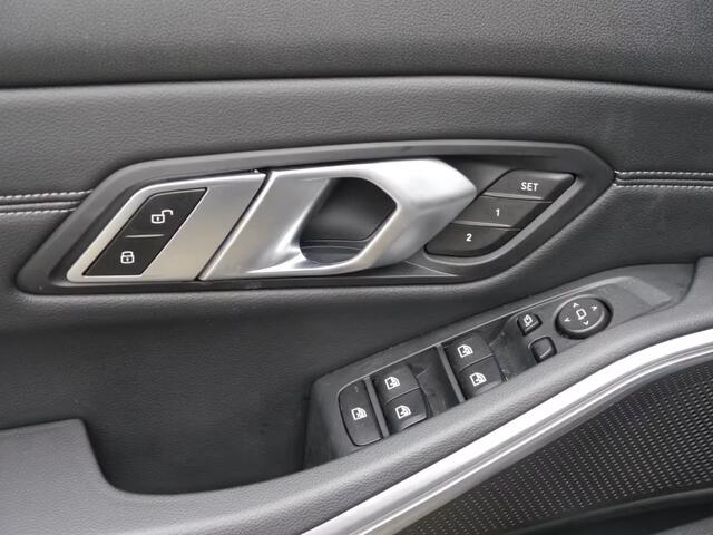 BMW 3-SERIE 330iA M-SPORT Pro ** LED, LC Prof, SCHUIF/KANTEL, ACC, 19-inch LMV, HuD, H&K Sound ** ¤ 22.500,= onder NP - 1e EIG - UNFALLFREI ** ** INFORMEER OOK NAAR ONZE AANTREKKELIJKE FINANCIAL-LEASE TARIEVEN **