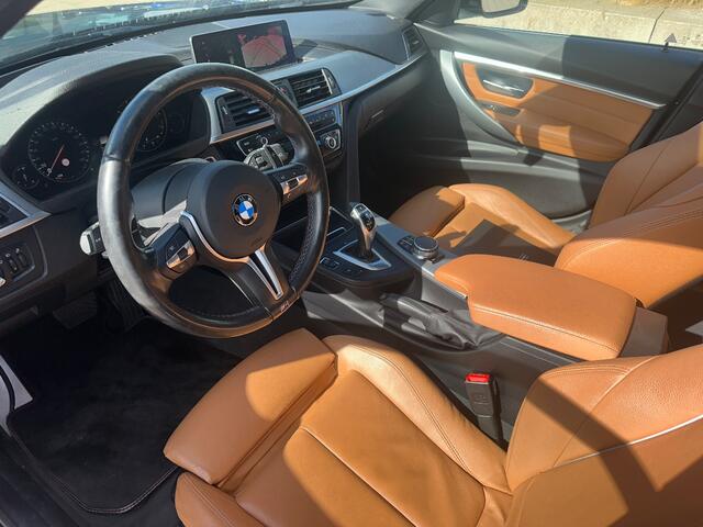 BMW 3-SERIE Touring 320i M Sport Edition / Trekhaak / Panoramadak / Camera / Head-up / Leder / 19'' / Navigatie / Stoelverwarming / Audio HiFi / Cruise Control