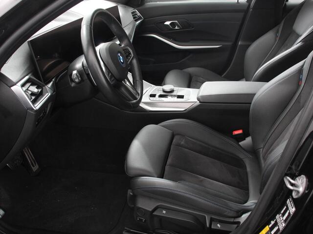 BMW 3-SERIE Touring 330e Touring M Sport PHEV Navigatie Climate Control Lichtmetalen velgen LED Virtual Cockpit Parkeersensoren Voor en Achter Achteruitrijcamera Apple carplay/ Andriod auto Stoelverwarming Stuur verwarming Elektrische achterklep