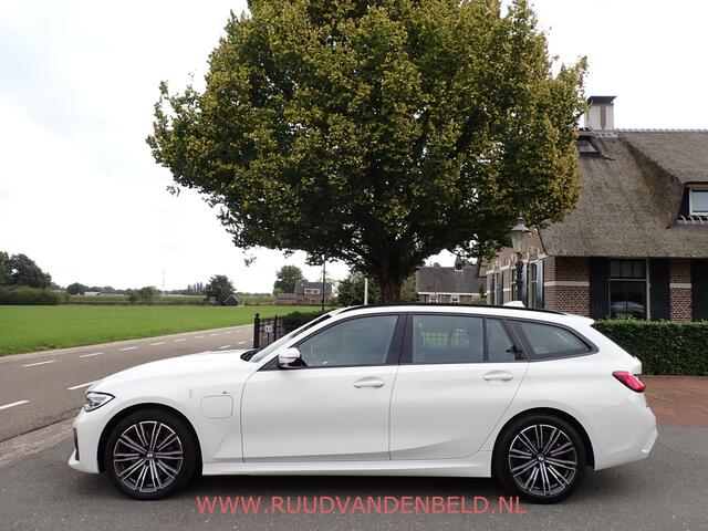 BMW 3-SERIE Touring 330e M-PAKKET SHADOWLINE SPORTLEER/SFEERVERLICHTING