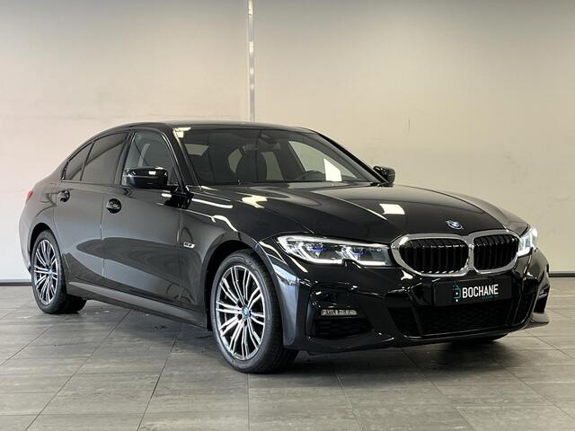 BMW 3-SERIE 320e M-sport | LASER LIGHT | CARPLAY | CAMERA | LEER/ALCANTARA |