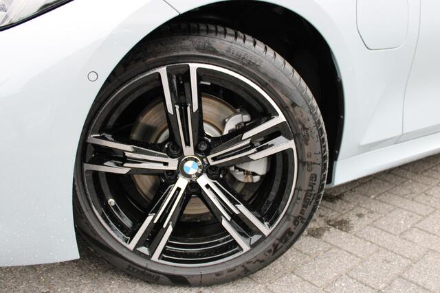 BMW 3-SERIE Touring 330e M Sport Automaat / Trekhaak / Achteruitrijcamera / Sportstoelen / Comfort Access / Active Cruise Control / M Adaptief onderstel