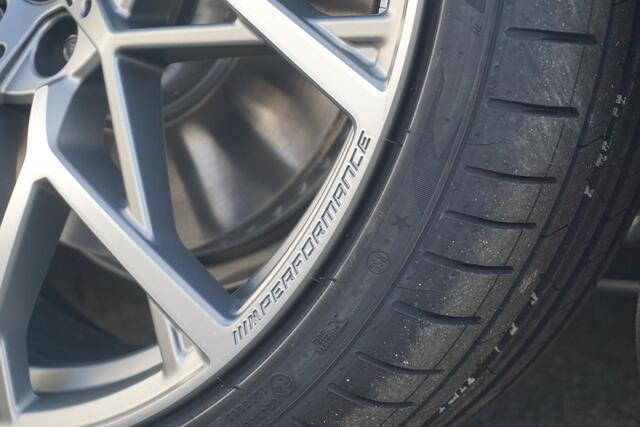 BMW 3-SERIE Touring 330e M Sport Pro | Trekhaak / Harman Kardon / Elektrische Stoelen met geheugen / Comfort Access