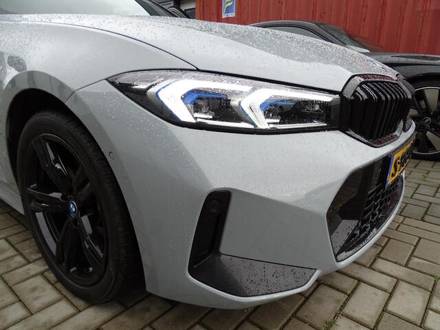 BMW 3-SERIE Touring 320e M-SPORT | PANORAMADAK| LEDER SPORT INTERIEUR| HEAD-UP DISPLAY| BORDENHERKENNING| DODE HOEK DETECTIE| HERMANKARDON | AIROC/ECC | CRUISECONTROLL | CAMERA | PARKEERSENSOREN |