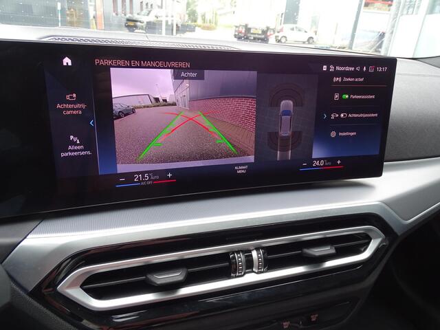 BMW 3-SERIE Touring 320e M-SPORT | PANORAMADAK| LEDER SPORT INTERIEUR| HEAD-UP DISPLAY| BORDENHERKENNING| DODE HOEK DETECTIE| HERMANKARDON | AIROC/ECC | CRUISECONTROLL | CAMERA | PARKEERSENSOREN |