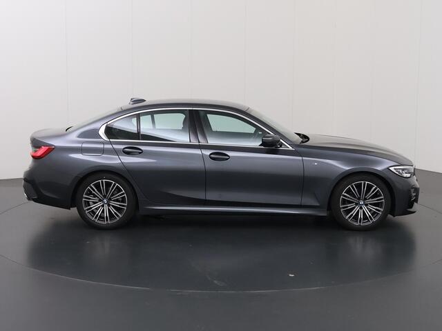 BMW 3-SERIE 320i Business Edition M-Sport Plus | Trekhaak | Leder | Parkeercamera | Head-Up | Stoelverwarming | Keyless Go |