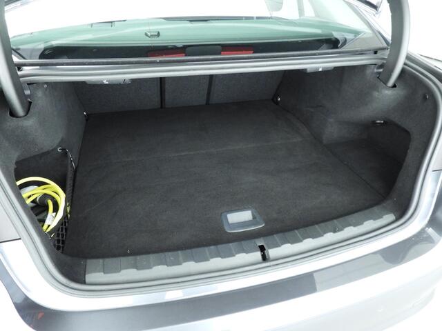 BMW 3-SERIE Sedan 330e Sportline / Leder / Sportstoelen / Park assist / LED / HIFI / Camera / Alu wielen 17 inch