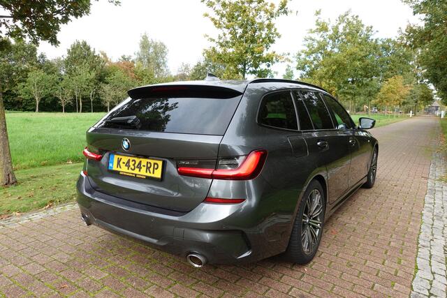 BMW 3-SERIE Touring 320i High Executive M-SPORT | Pano | LED | CarPlay | Stoelverw. | Elektr. klep | Camera |