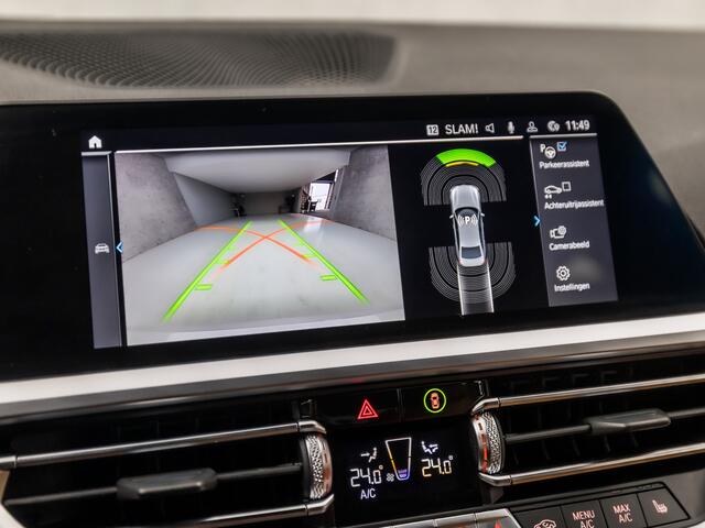 BMW 3-SERIE 330e Sportline 293Pk Automaat (APPLE CARPLAY, GROOT NAVI, ZWART HEMEL, COGNAC LEDER, CAMERA, STOELVERWARMING, SPORTSTOELEN, GETINT GLAS, SFEERVERLICHTING, NIEUWSTAAT)