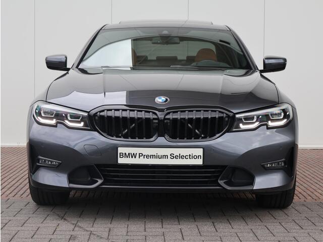 BMW 3-SERIE 318i High Executive Edition Stuurwielverwarming/ Head-Up/ Harman-Kardon/ Stoelverwarming/ Achteruitrijcamera/ Sportstoelen/ Panoramadak