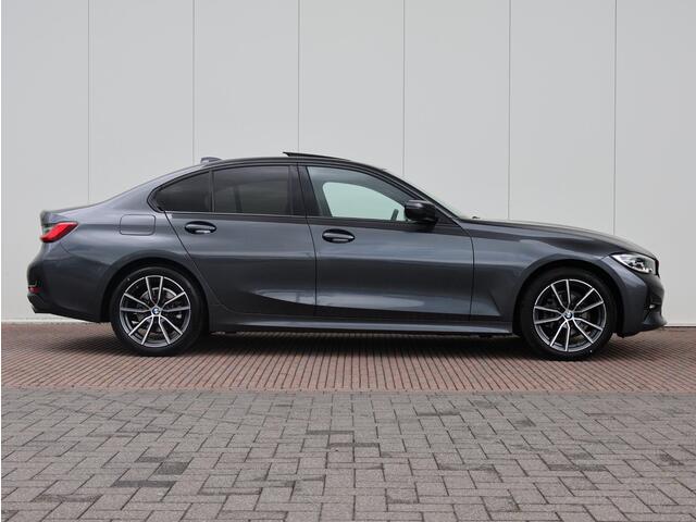BMW 3-SERIE 318i High Executive Edition Stuurwielverwarming/ Head-Up/ Harman-Kardon/ Stoelverwarming/ Achteruitrijcamera/ Sportstoelen/ Panoramadak
