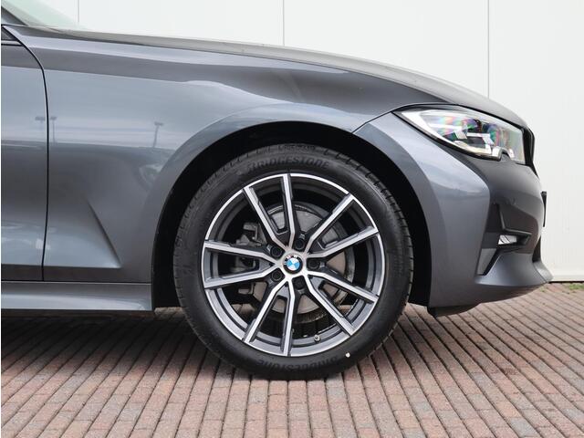 BMW 3-SERIE 318i High Executive Edition Stuurwielverwarming/ Head-Up/ Harman-Kardon/ Stoelverwarming/ Achteruitrijcamera/ Sportstoelen/ Panoramadak