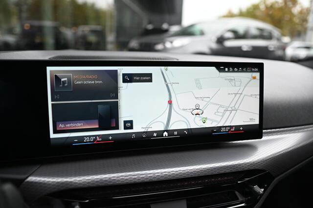 BMW 3-SERIE Touring 330e xDrive M Sport Automaat / Panoramadak / Trekhaak / Sportstoelen / Achteruitrijcamera / Adaptieve LED / Widescreen Display