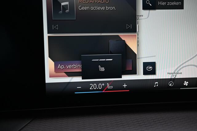 BMW 3-SERIE Touring 330e xDrive M Sport Automaat / Panoramadak / Trekhaak / Sportstoelen / Achteruitrijcamera / Adaptieve LED / Widescreen Display