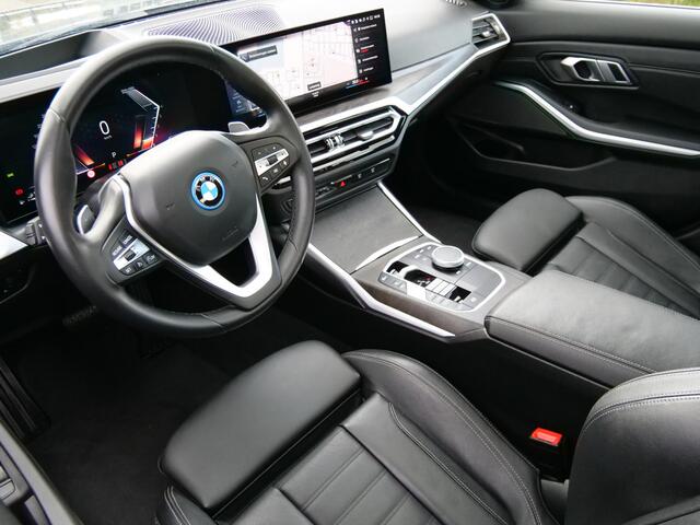 BMW 3-SERIE 320e 204 Pk Automaat Leer / Navi / Schuifdak / Camera / Head-up