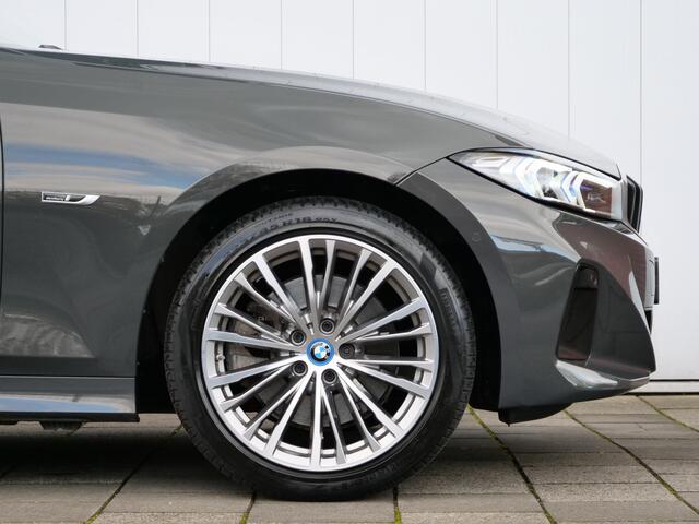 BMW 3-SERIE 320e 204 Pk Automaat Leer / Navi / Schuifdak / Camera / Head-up