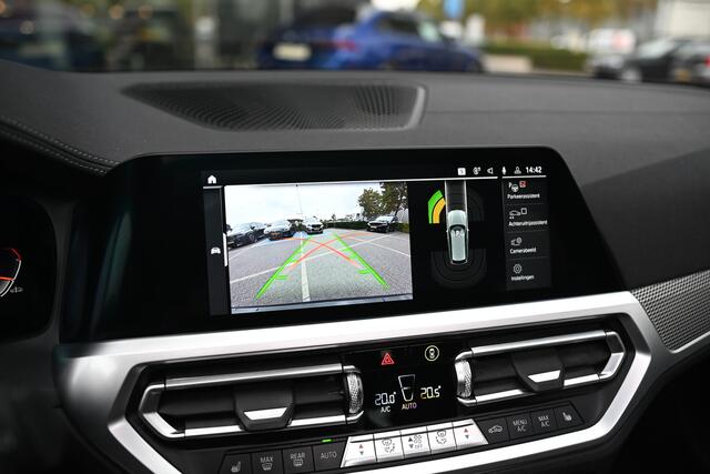 BMW 3-SERIE Touring M340i xDrive Automaat / Panoramadak / Trekhaak / Sportstoelen / Laserlight / M Adaptief onderstel / Comfort Access / Gesture Control / Stoelverwarming / Head-Up