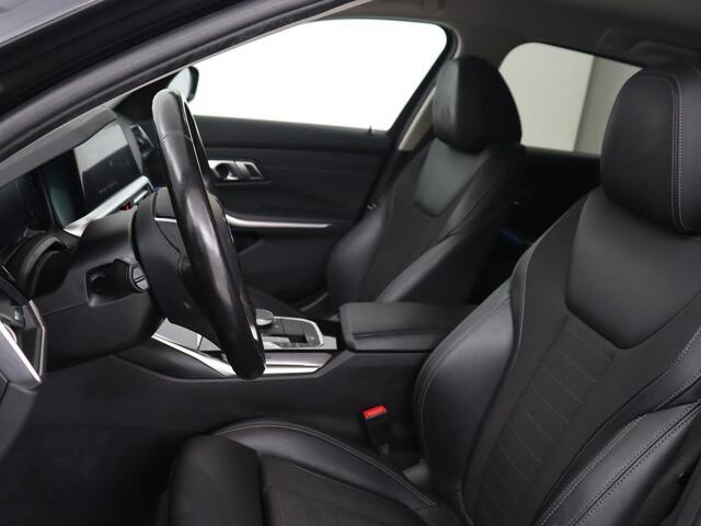 BMW 3-SERIE Touring 330e | Trekhaak | Half Leder | Stoel & Stuurverwarming | Sfeerverlichting | Carplay | Cruise Control | PDC