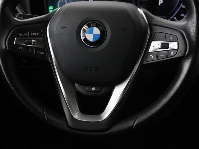 BMW 3-SERIE Touring 330e | Trekhaak | Half Leder | Stoel & Stuurverwarming | Sfeerverlichting | Carplay | Cruise Control | PDC