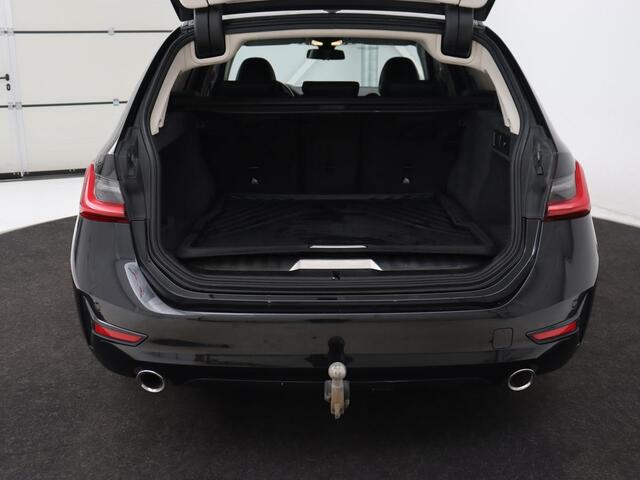 BMW 3-SERIE Touring 330e | Trekhaak | Half Leder | Stoel & Stuurverwarming | Sfeerverlichting | Carplay | Cruise Control | PDC