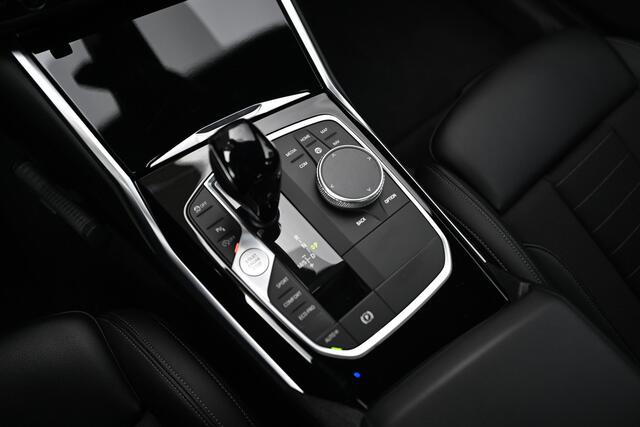 BMW 3-SERIE 318i Executive Sport Line Automaat / Sportstoelen / LED / Live Cockpit Professional / Stoelverwarming / Cruise Control