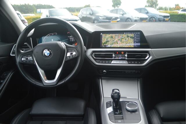 BMW 3-SERIE 320i High Executive Automaat / Schuif-kanteldak / Sportstoelen / Stoelverwarming / Airconditioning / Cruise Control / PDC / Live Cockpit Professional