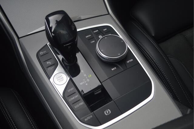 BMW 3-SERIE 320i High Executive Automaat / Schuif-kanteldak / Sportstoelen / Stoelverwarming / Airconditioning / Cruise Control / PDC / Live Cockpit Professional