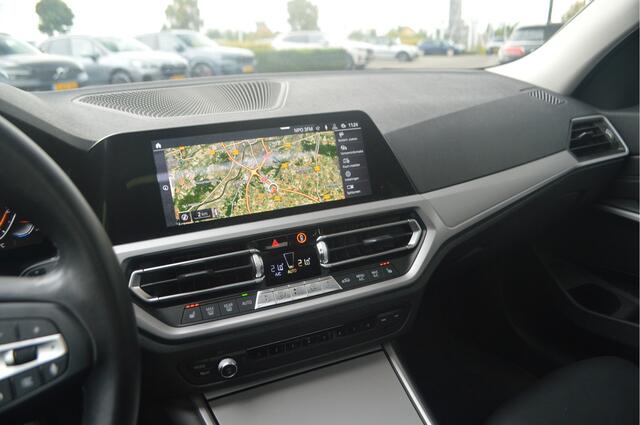 BMW 3-SERIE 320i High Executive Automaat / Schuif-kanteldak / Sportstoelen / Stoelverwarming / Airconditioning / Cruise Control / PDC / Live Cockpit Professional