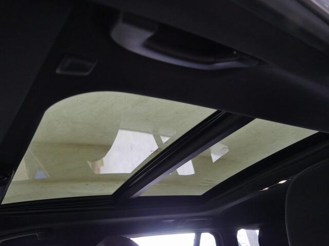 BMW 3-SERIE Touring 330e M-Sport | Panorama | Trekhaak | Elek. Verst.Stoelen | Stoel/Stuurverwarming | Harman Kardon