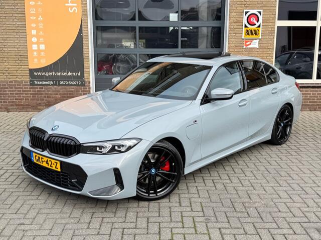 BMW 3-SERIE 320e M-SPORT PERFORMANCE PANO/ALCANTARA/WIDESCREEN/LED/NL-AUTO