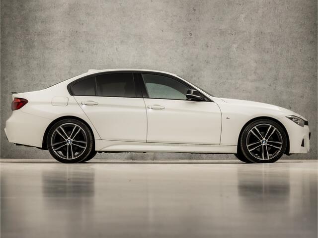 BMW 3-SERIE 320i M Sport 184Pk Automaat (GROOT NAVI, M PAKKET, HARMAN/KARDON, APPLE CARPLAY, SPORT AUTOMAAT, STOELVERWARMING, LEDEREN SPORTSTOELEN, DIGITAL COCKPIT, GETINT GLAS, FLIPPERS, NIEUWSTAAT)