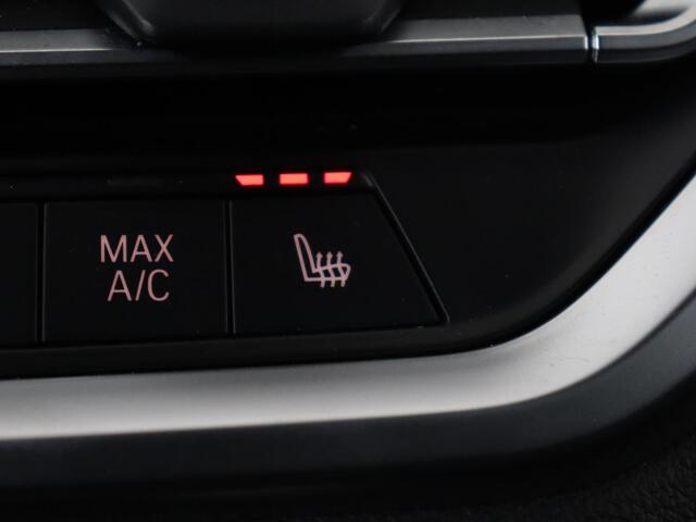 BMW 3-SERIE 330e Sport Line | Adaptive cruise | Stoelverwarming | Sportstoelen | Carplay | Sfeerverlichting | Live Cockpit | Navigatie | Half leder | DAB | Climate control | PHEV | Plug In