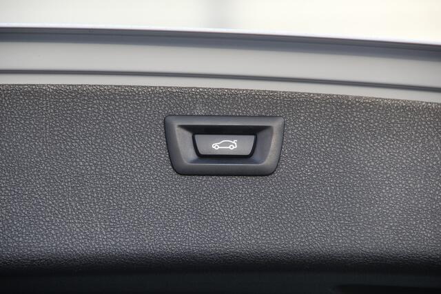 BMW 3-SERIE Touring 318i M Sport Edition | NL Auto | PANO-DAK | HARMAN KARDON | Keyless | Digi-Dash | Navi | BMW ConnectedDrive | Sportstoelen | Stoelverw | ECC | Bluetooth | PDC | AUX-USB | Alarm | Dealer onderhouden | Zeer nette