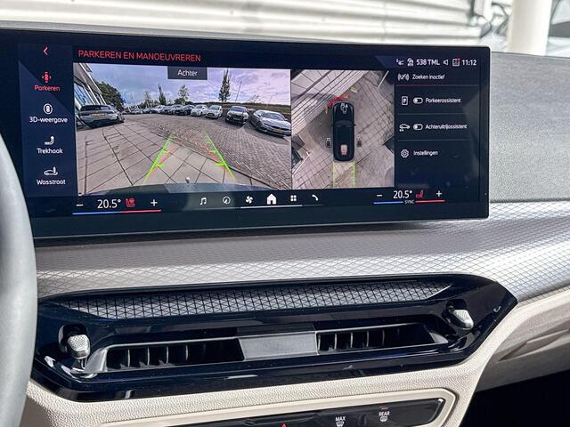 BMW 3-SERIE Touring 330e M Sportpakket Pro / Innovation Pack / Comfort Pack / Trekhaak / Panoramadak / Galvanische afwerking voor bedieningselementen