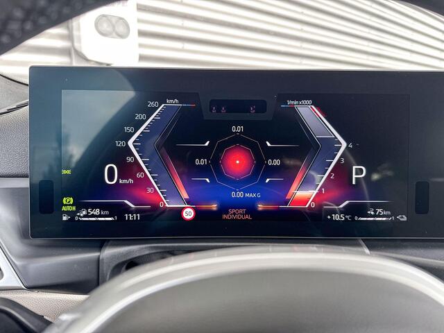 BMW 3-SERIE Touring 330e M Sportpakket Pro / Innovation Pack / Comfort Pack / Trekhaak / Panoramadak / Galvanische afwerking voor bedieningselementen