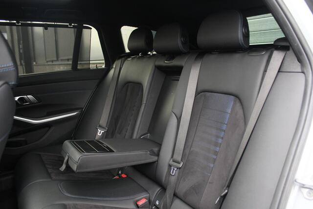 BMW 3-SERIE Touring 330e xDrive M Sport | Panorama Dak | HUD | Elektrisch Verstelbare Voorstoel