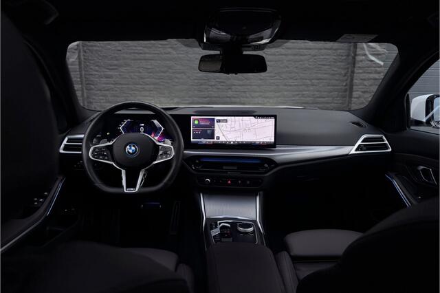 BMW 3-SERIE Touring 330e M-Sport Pro | 19,5kWh | Panodak | Head-up | Memory | Trekhaak | 360° Camera | Fabrieksgarantie