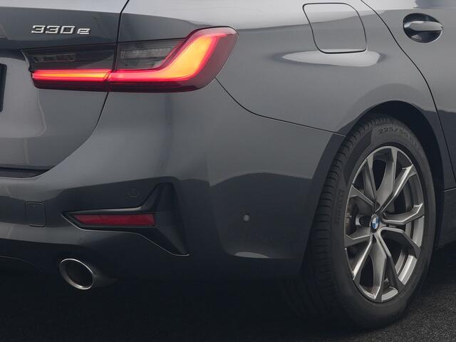 BMW 3-SERIE Touring 330e xDrive Sportline Plug In Hybrid 293pk Dealer O.H. PHEV | Panodak | Head Up | Adaptive Cruise | Laser LED | Harman & Kardon | Lederen Sportstoelen Memory & Verwarmd | Sfeerverlichting | Virtual | Navigatie |