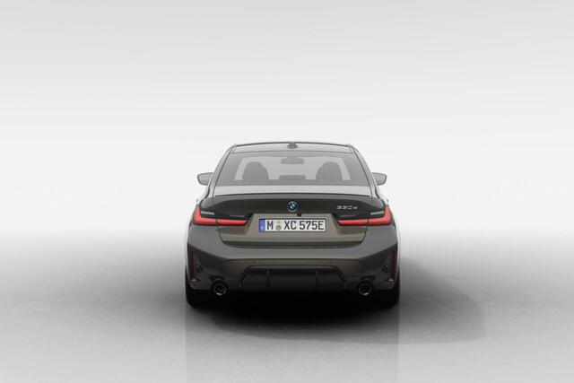 BMW 3-SERIE Sedan 330e | M Sport Pro | Comfort Pack | Elektrisch bediend glazen schuif-/kanteldak | Active Cruise Control