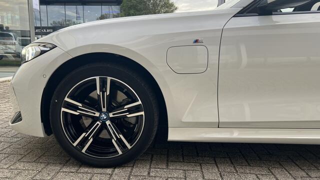 BMW 3-SERIE 330e M-Sport | Navi | Camera | Stoel-Stuurverwarming