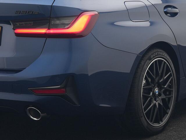BMW 3-SERIE Touring 330e Sportline Plug In Hybrid 293pk Dealer O.H. PHEV | Adaptive Cruise | Sfeerverlichting | Apple Carplay | Black Optic | Sportstoelen Verwarmd | Navigatie | Blis | Virtual | DAB |