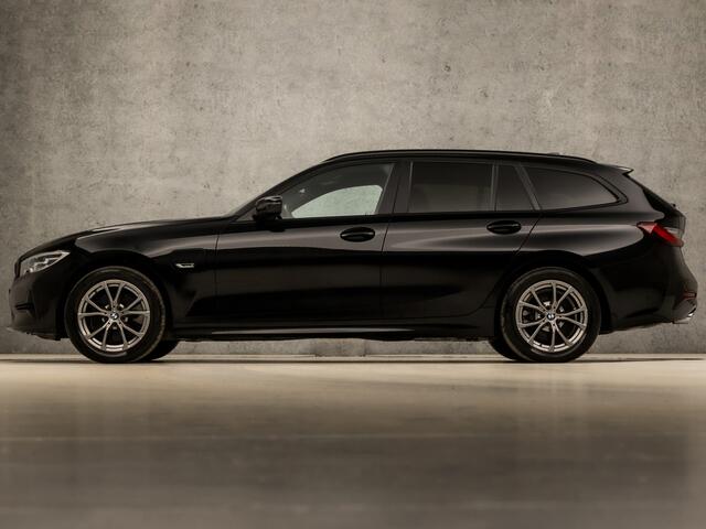 BMW 3-SERIE Touring 320e High Executive 204Pk Automaat (APPLE CARPLAY, GROOT NAVI, COGNAC LEDER, TREKHAAK ELEKTRISCH, STOELVERWARMING, SPORTSTOELEN, CAMERA, GETINT GLAS, ELEK ACHTERKLEP, NIEUWSTAAT)