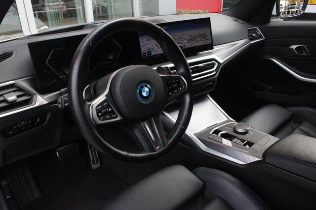 BMW 3-SERIE Touring 330e 292PK M-SPORT | M-SPORT PRO-PAKKET | M-SPORT REMMEN UITGEVOERD IN DONKERBLAUW MET M LOGO | BMW LIVE COCKPIT PROFESSIONAL | CURVED DISPLAY |DRIVING ASSISTANT INCL. HEAD-UP DISPLAY | PANORAMISCH SCHUIF/KANTEL DAK | PARKING ASSIST INCL. ACHTERUI