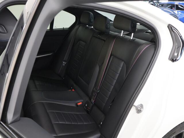 BMW 3-SERIE 320i High Executive Edition | M-Sport | Sportstoelen | Digitaal Dashboard | HUD | Apple CarPlay/Android Auto | Navigatie | Camera | DAB | Stoelverwarming | Adaptieve Cruise Control | Interieur Verlichting | LED |