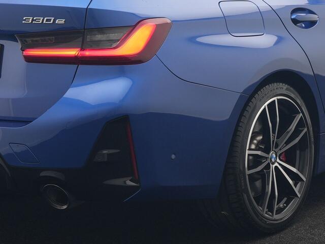 BMW 3-SERIE Touring 330e M Sport Pro Plug In Hybrid 292pk Dealer O.H. PHEV | Widescreen Navi | Trekhaak Af Fabriek | Panodak | Adaptive Cruise | Camera | Alcantara Sportstoelen Memory & Verwarmd | Sfeerverlichting | Apple Carplay | Stuur Verwarmd | Navigatie |