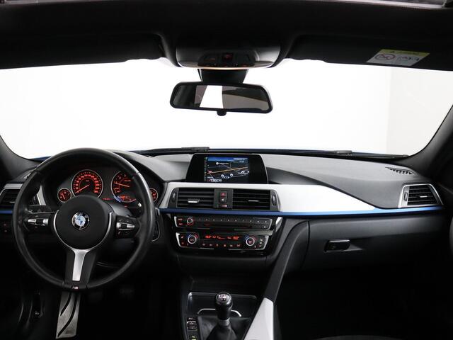 BMW 3-SERIE Touring 318i M Sport | Pano | Cruise Control | LED!