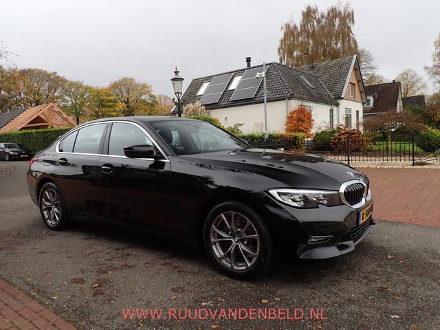 BMW 3-SERIE 318i SPORTLINE VIRTUAL/DAB/CARPLAY/SFEERVERLICHTING/SPORTSTOEL