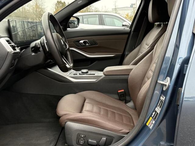 BMW 3-SERIE Touring 330e M-SPORT ** ADAPT, LED, LEDER, HuD, MEM, ACC, TREKH, H&K SOUND, 19-inch LMV ** 1e EIG - BMW GAR. t/m 11-2029 ** ** INFORMEER OOK NAAR ONZE AANTREKKELIJKE FINANCIAL-LEASE TARIEVEN **