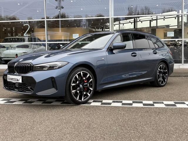 BMW 3-SERIE Touring 330e M-SPORT ** ADAPT, LED, LEDER, HuD, MEM, ACC, TREKH, H&K SOUND, 19-inch LMV ** 1e EIG - BMW GAR. t/m 11-2029 ** ** INFORMEER OOK NAAR ONZE AANTREKKELIJKE FINANCIAL-LEASE TARIEVEN **
